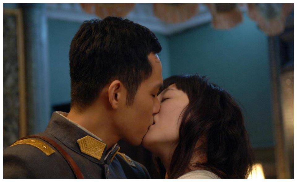 逃离昏暗下的小村